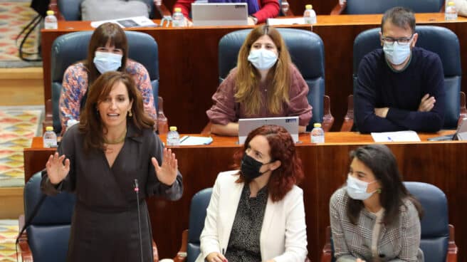 La portavoz de Más Madrid, Mónica García (1i), en un debate del pleno de la Asamblea de Madrid.
