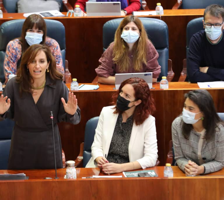 Mónica García felicita a Ayuso el 4-M: un año de "abundancia" en "insultos" y "comisiones"