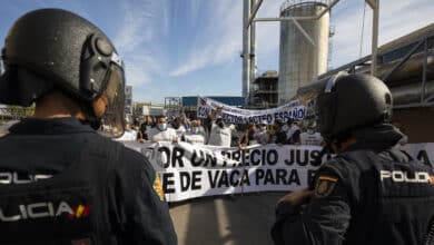 Los ganaderos estallan por los precios de la leche e irrumpen en una fábrica de Puleva en Granada