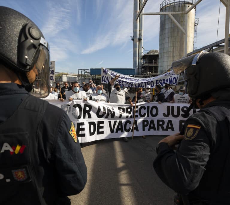Los ganaderos estallan por los precios de la leche e irrumpen en una fábrica de Puleva en Granada