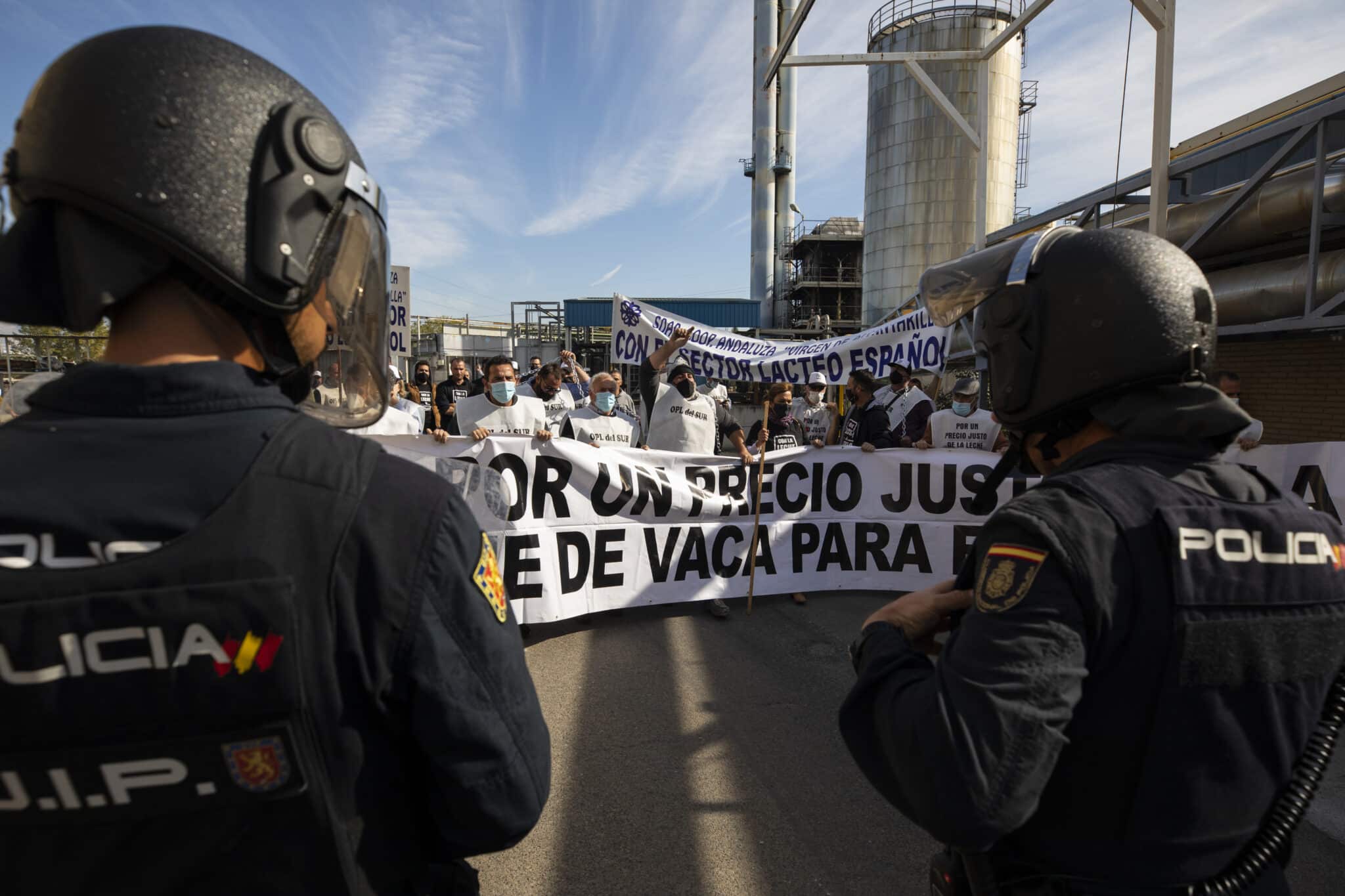 Protestas del sector de la leche en la fábrica Puleva de Granada.