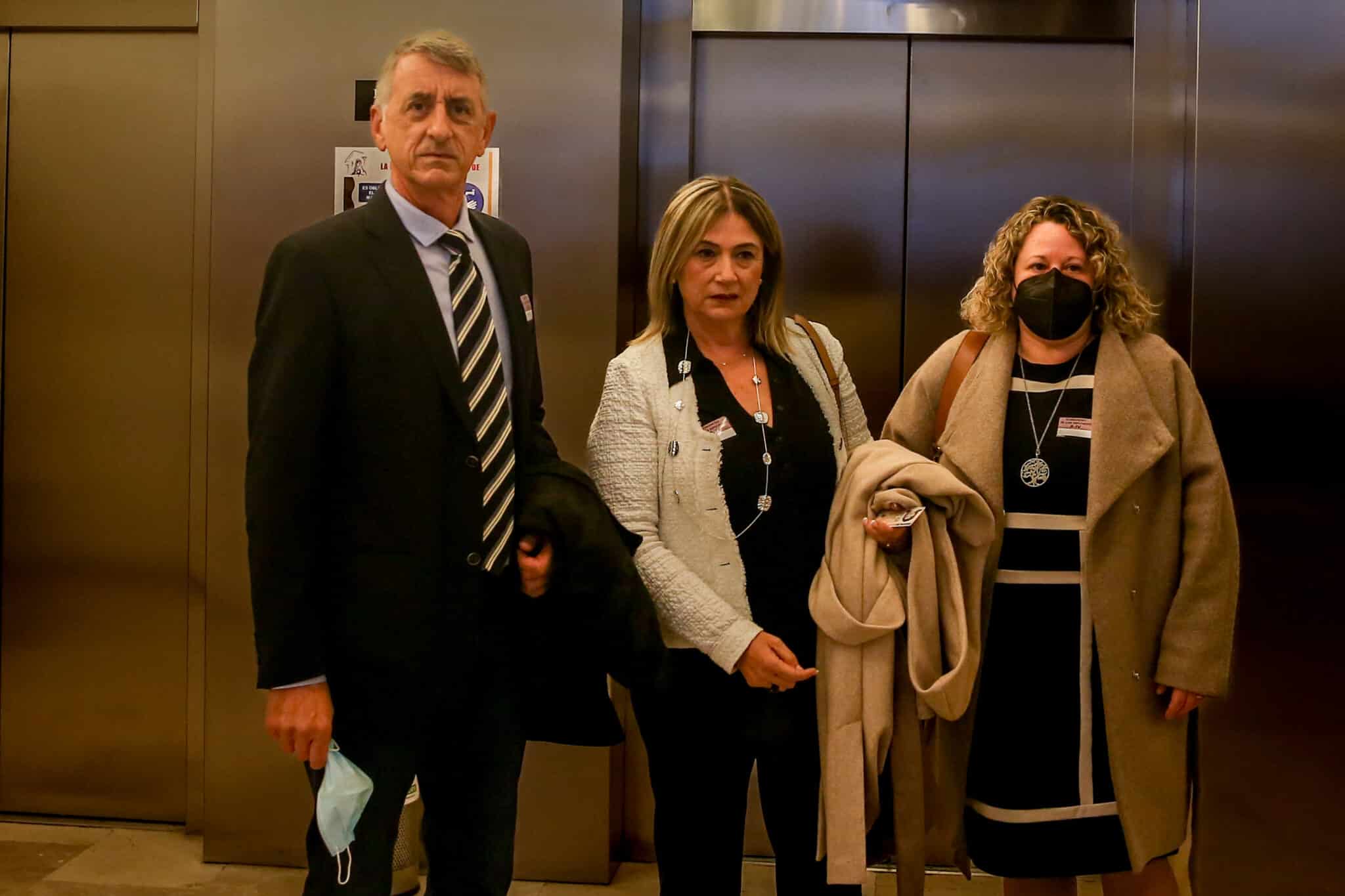 El portavoz de la familia, Mariano Navarro; la madre de Marta Calvo, Marisol Burón y su abogada Pilar Juver, a su llegada al Congreso de los Diputados para una reunión con el PSOE.