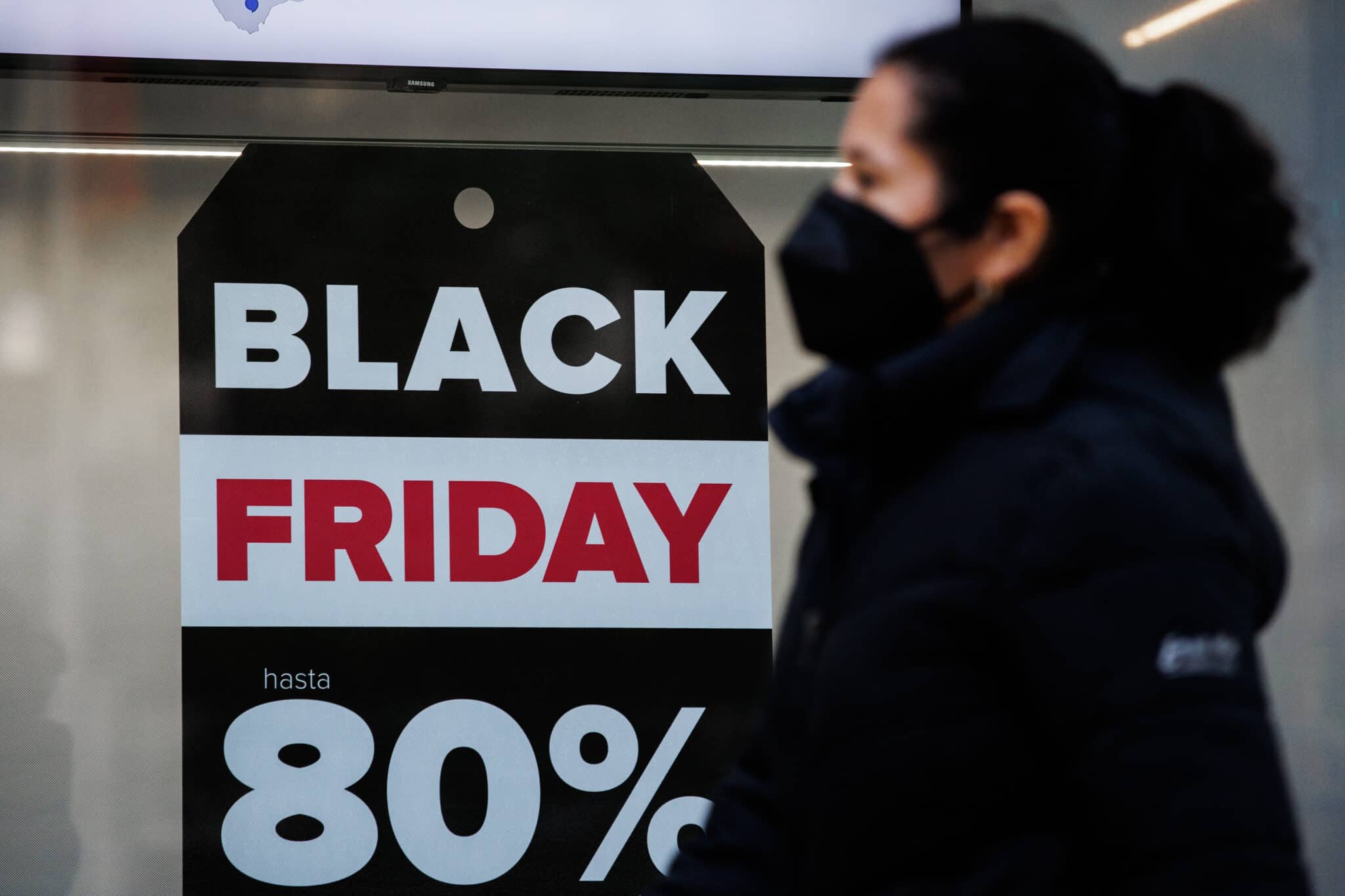 Un comercio anuncia descuentos del 80% por el Black Friday,.