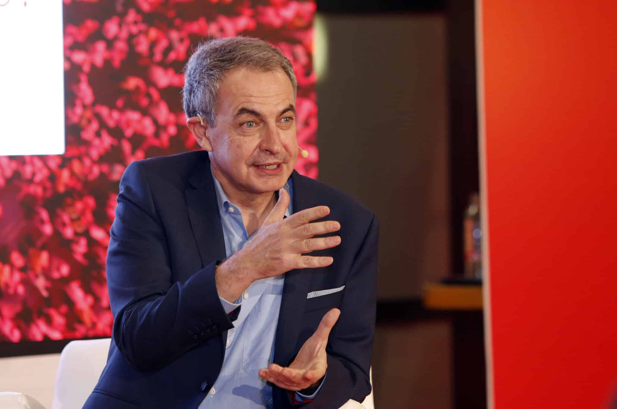 El expresidente del Gobierno, José Luis Rodríguez Zapatero, participa en un coloquio del XIV Congreso del PSV-PSOE