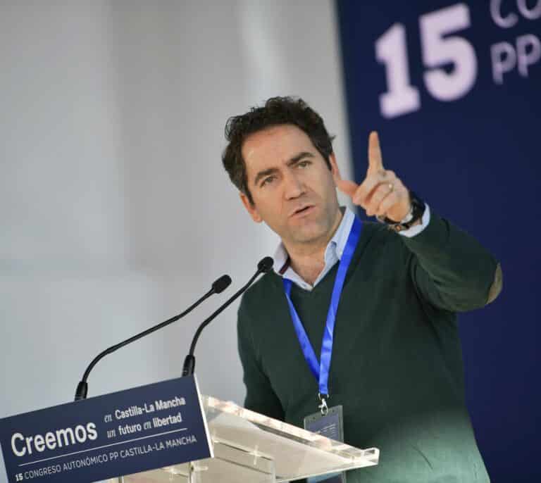 García Egea acusa a Page de olvidarse de Castilla-La Mancha en Madrid: "Se convierte en paje de Pedro Sánchez"