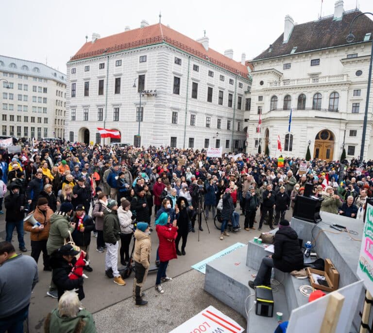 Austria vuelve a confinar a toda su población un año después