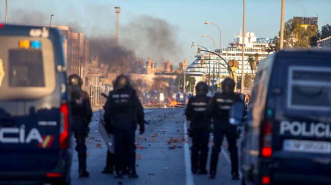 Barricadas en Cádiz por la huelga del sector del metal.