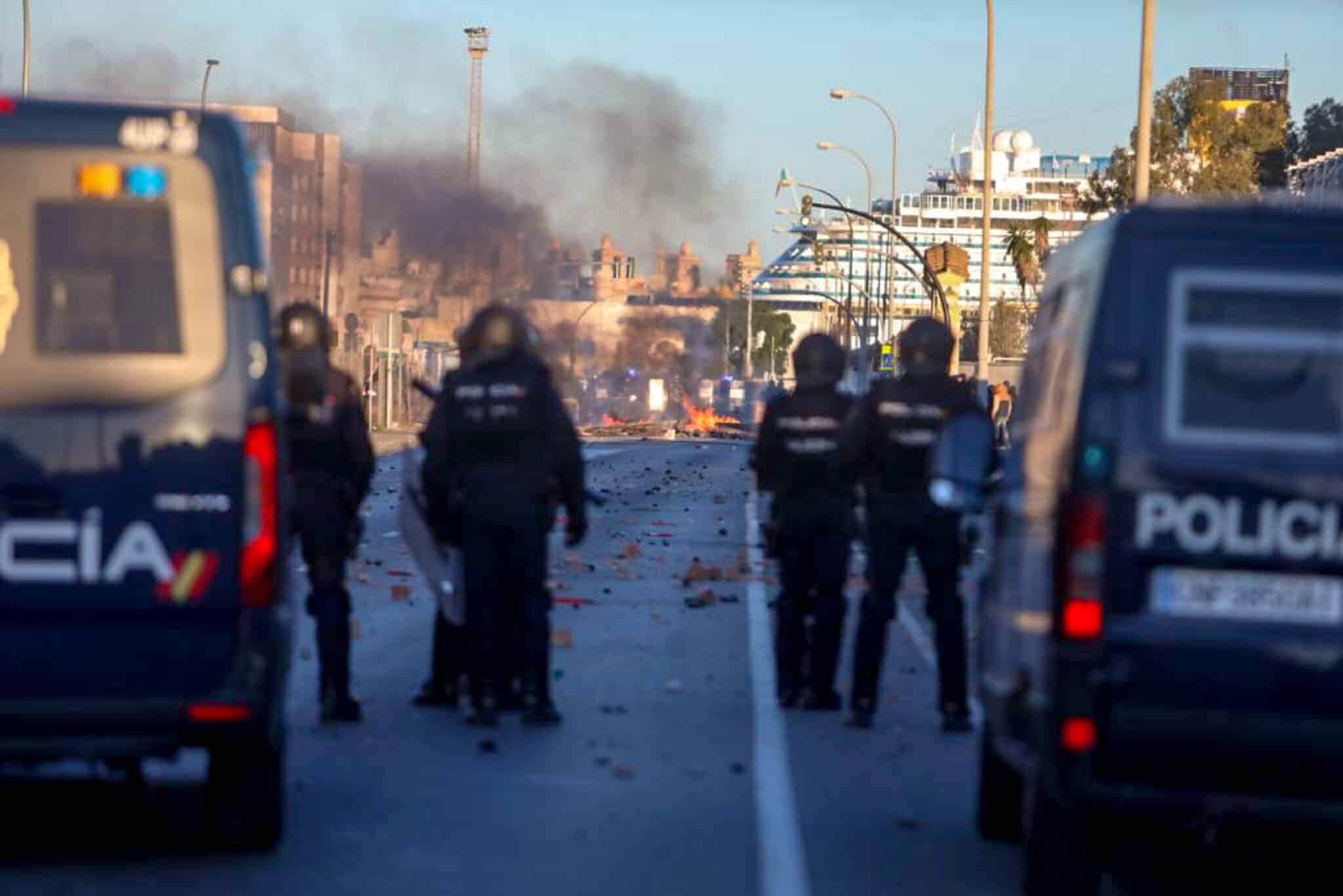 Barricadas en Cádiz por la huelga del sector del metal.