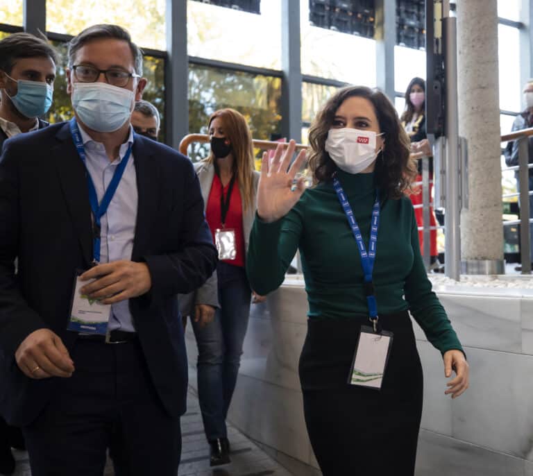 Ayuso recomienda a Juanma Moreno que vuele "libre": "Solo se desgasta quien se comporta como una marioneta"