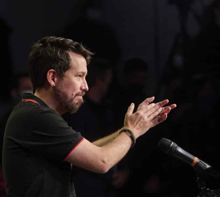 Iglesias, Casado y una conspiración en el inglés de Los Manolos