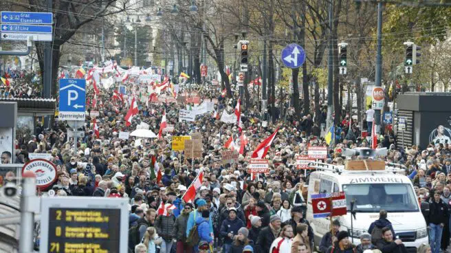 Miles de personas protestan en Viena contra las nuevas medidas para frenar el coronavirus