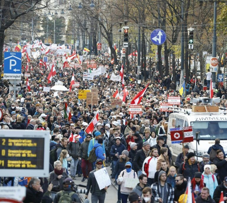 Miles de personas protestan en Viena contra las nuevas medidas para frenar el coronavirus