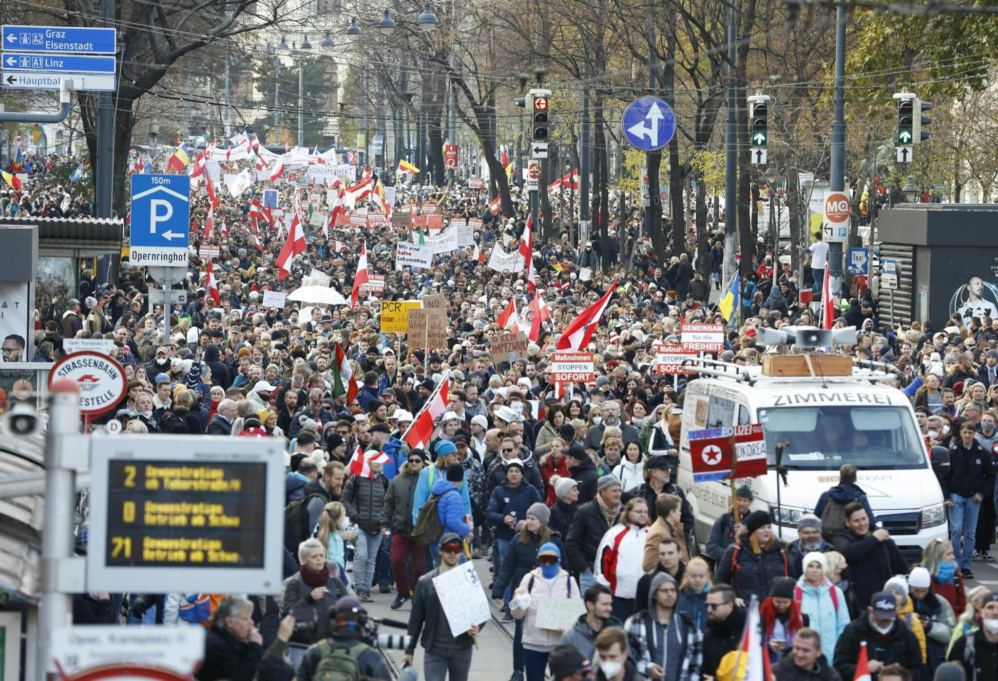 Miles de personas protestan en Viena contra las nuevas medidas para frenar el coronavirus