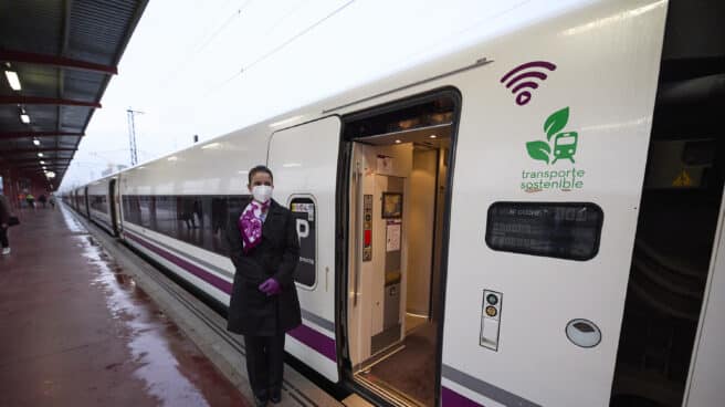 Una azafata en las puertas del tren que va a efectuar un viaje por el nuevo tramo de alta velocidad Pedralba de la Pradería-Ourense.