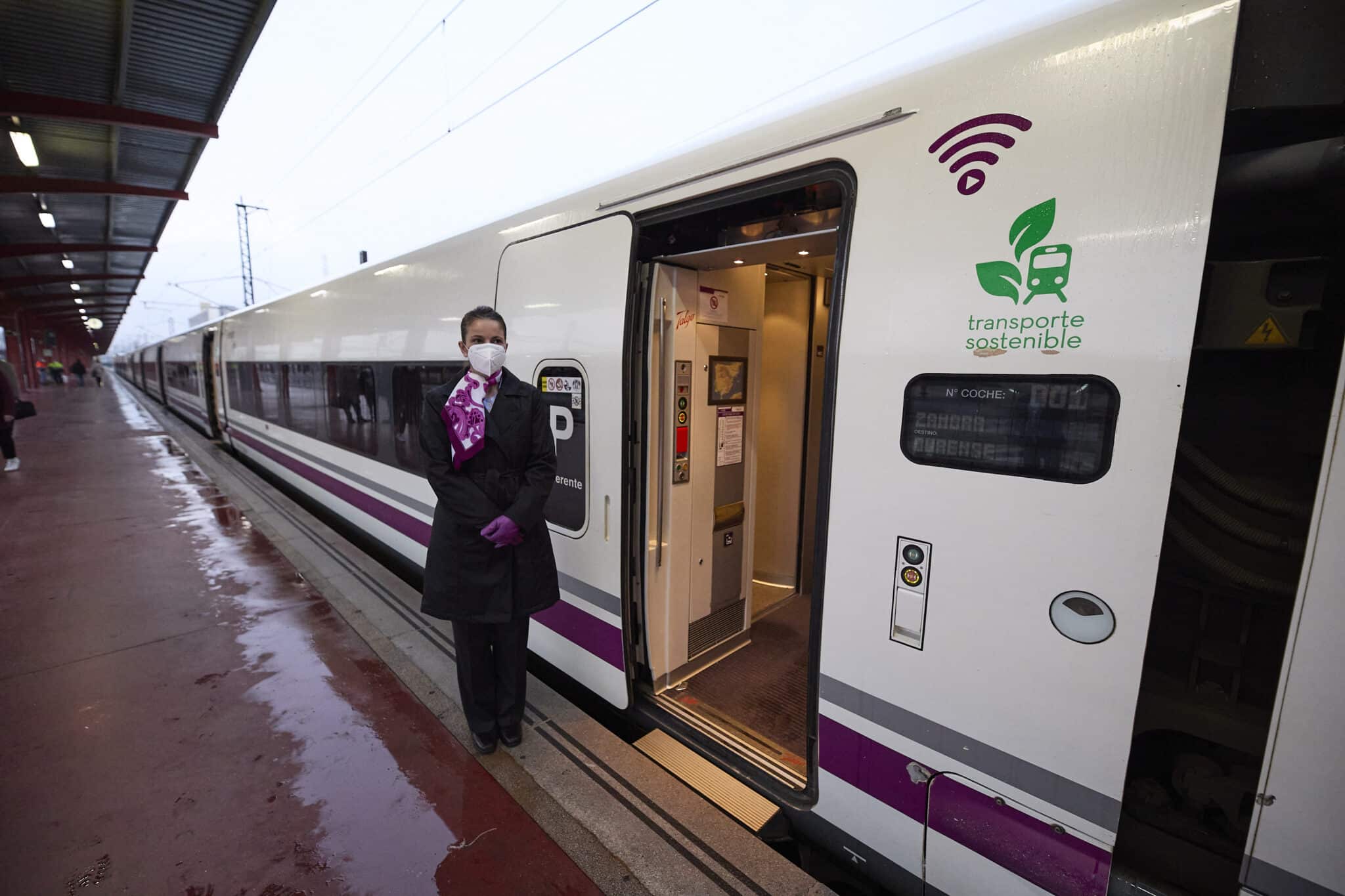 Una azafata en las puertas del tren que va a efectuar un viaje por el nuevo tramo de alta velocidad Pedralba de la Pradería-Ourense.