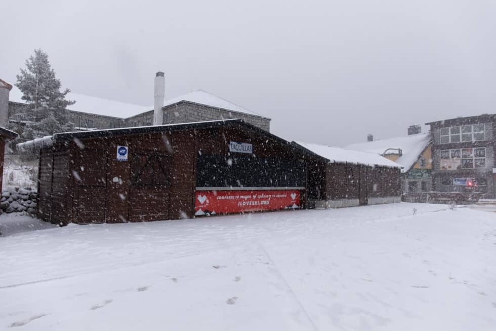 Un bar-restaurante afectado por el temporal de nieve en el Puerto de Navacerrada, a 22 de noviembre de 2021