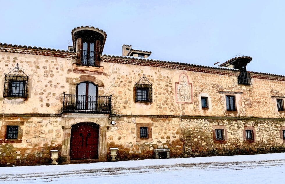 Uno de los edificios emblemáticos del municipio de Medinaceli con una capa de nieve, a 23 de noviembre de 2021, en Medinaceli, Soria, Castilla y León (España).