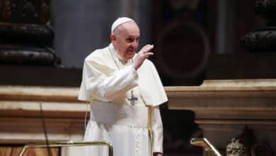 El Papa denuncia que el mar Mediterráneo es un "cementerio" poco antes de emprender su viaje a Chipre y Grecia