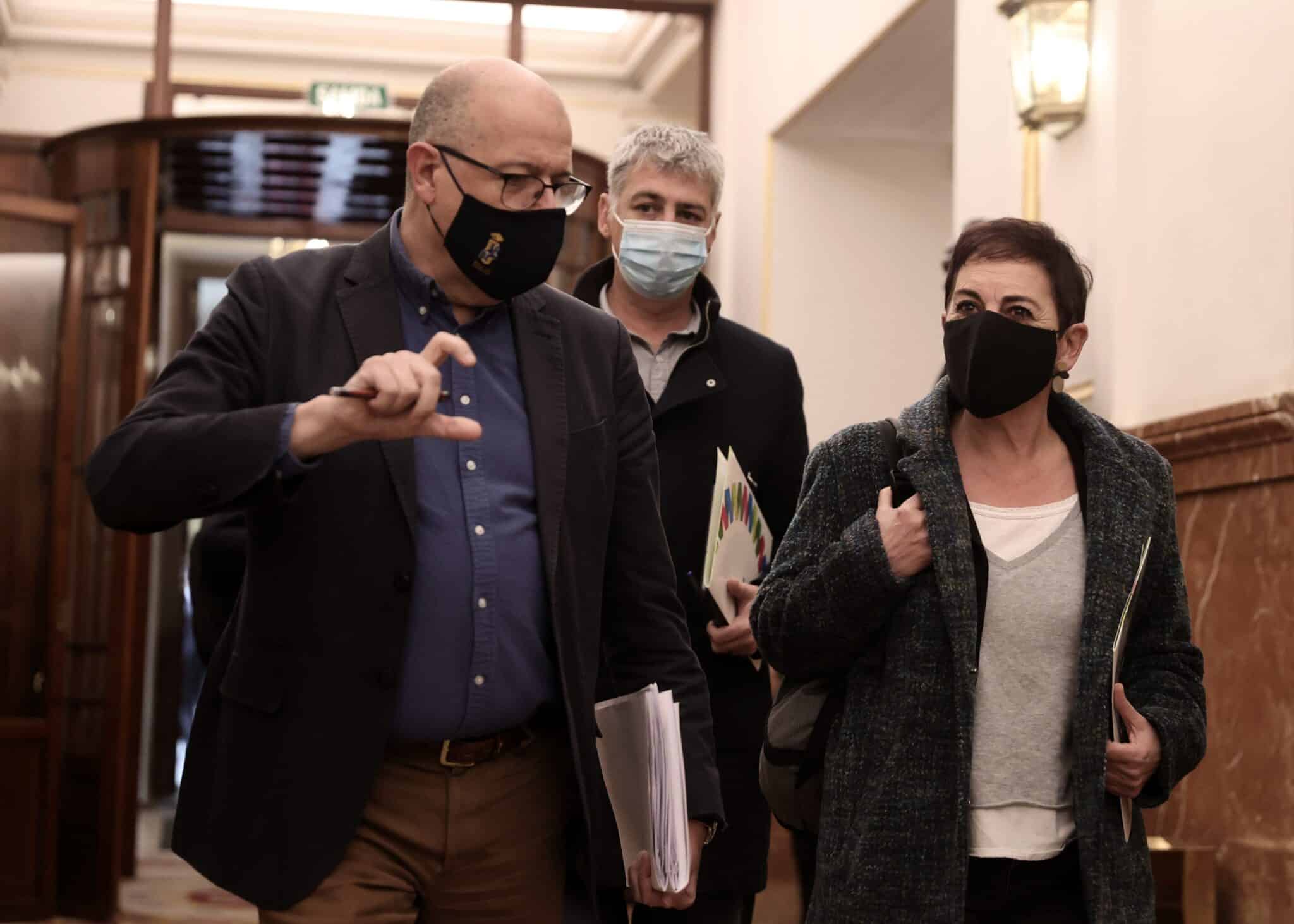 El diputado de EH Bildu, Oskar Matute (c), y la portavoz de EH Bildu en el Congreso, Mertxe Aizpurua (d), a su llegada a una sesión plenaria en el Congreso de los Diputados