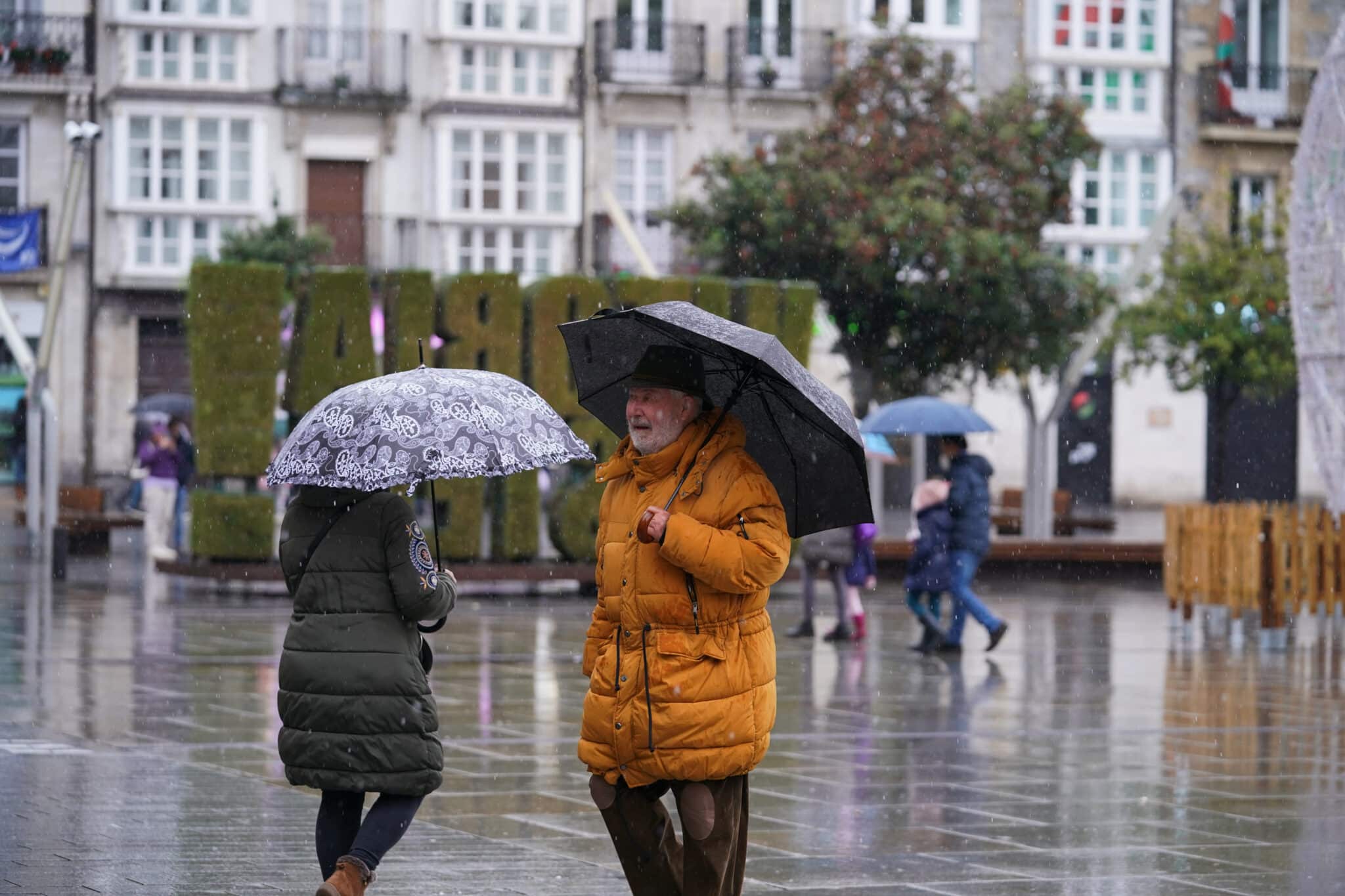 Ciudadanos caminan mientras llueve, a 27 de noviembre de 2021, en Vitoria, Euskadi (España).