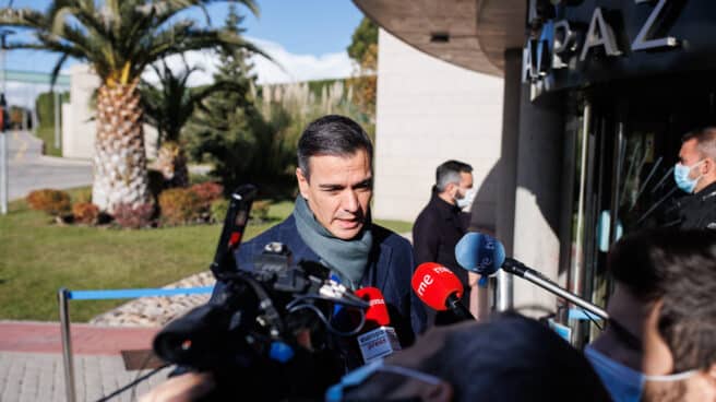 El presidente del Gobierno, Pedro Sánchez, ofrece declaraciones a los medios al llegar al velatorio de Almudena Grandes, en el Tanatorio La Paz