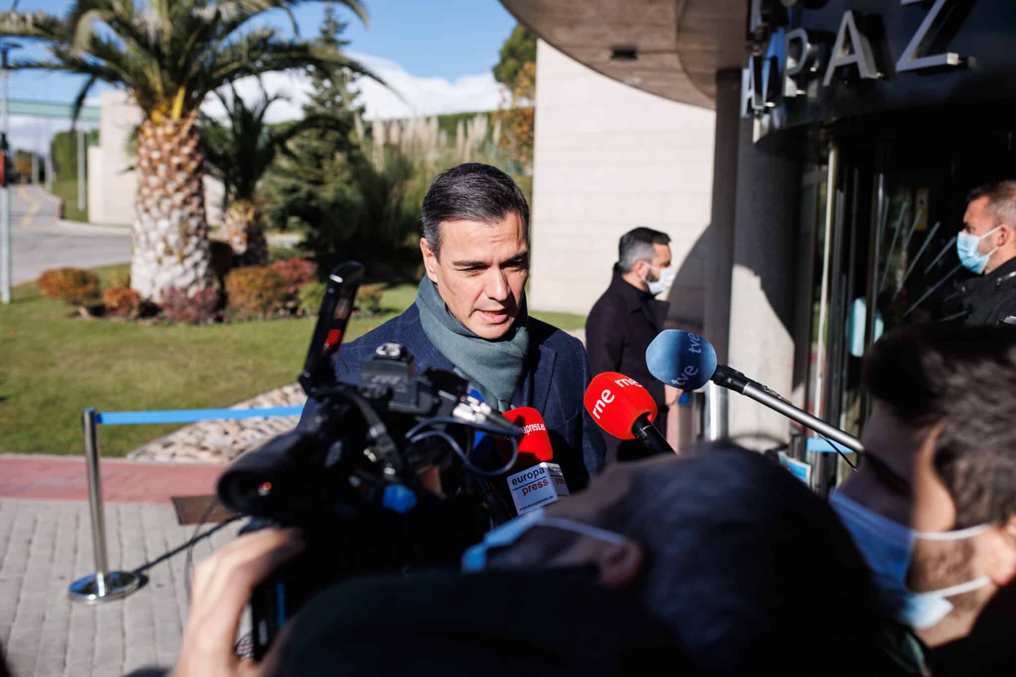 El presidente del Gobierno, Pedro Sánchez, ofrece declaraciones a los medios al llegar al velatorio de Almudena Grandes, en el Tanatorio La Paz