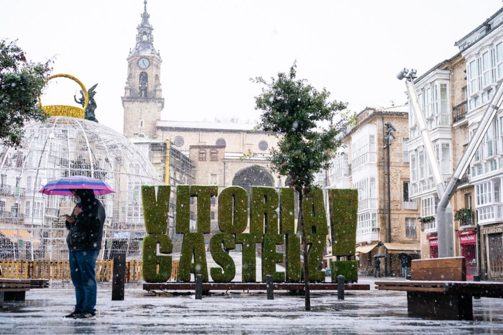 Una nevada cae en el centro de Vitoria, a 28 de noviembre de 2021, en Vitoria, Álava, Euskadi (España).