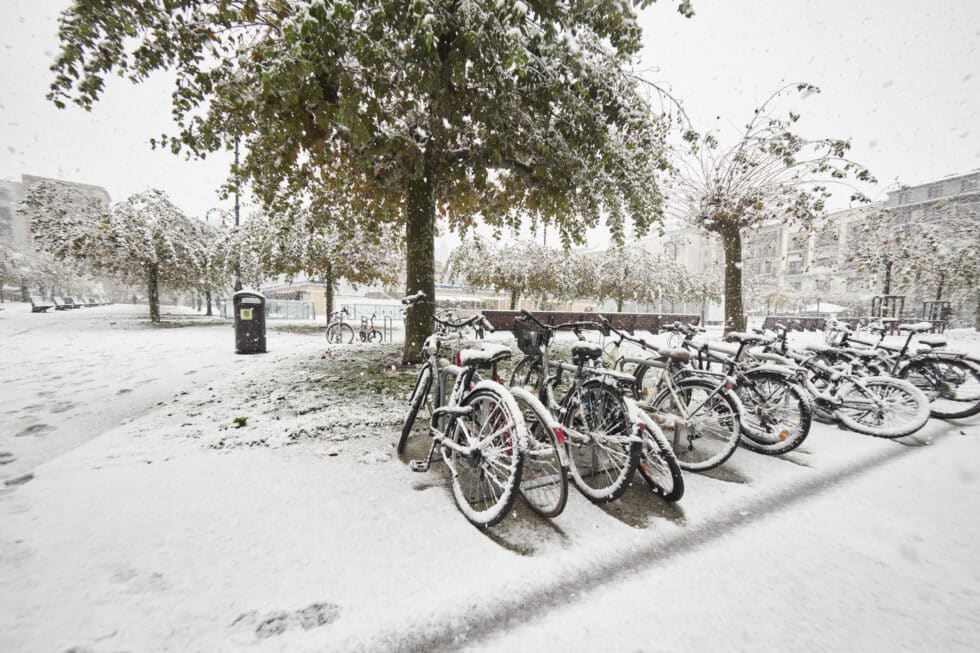 Varias bicicletas cubiertas de nieve, a 28 de noviembre de 2021, en Pamplona, Navarra (España).