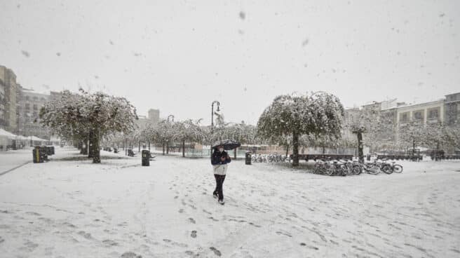 Un hombre camina sobre la nieve, a 28 de noviembre de 2021, en Pamplona, Navarra (España).