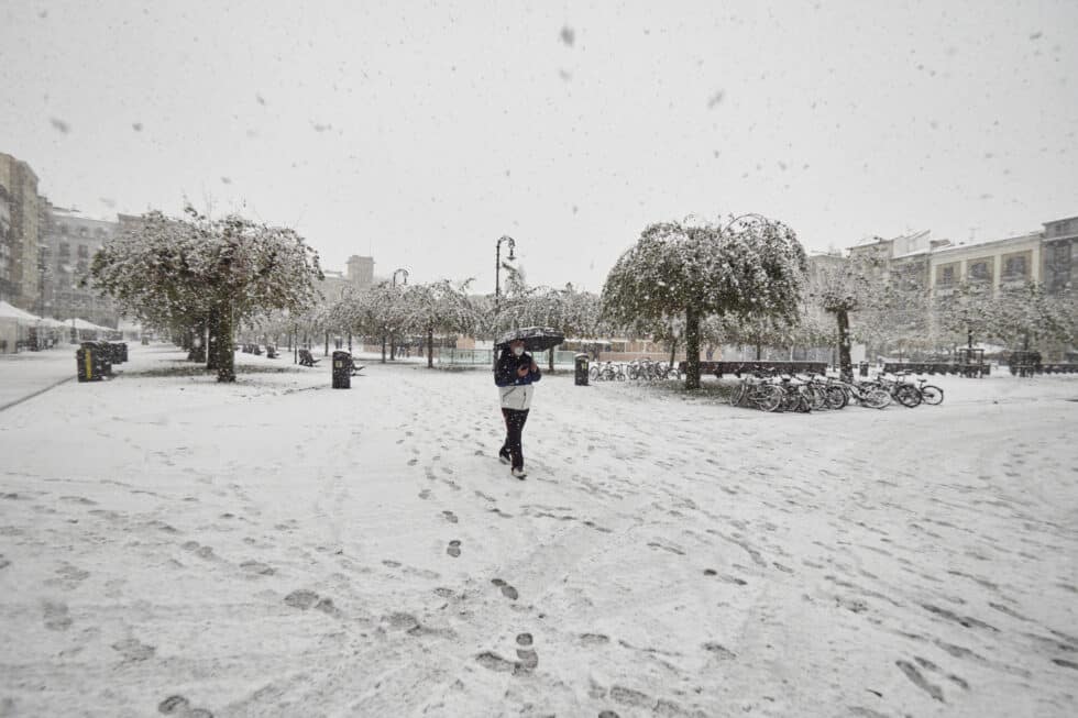 Un hombre camina sobre la nieve, a 28 de noviembre de 2021, en Pamplona, Navarra (España).