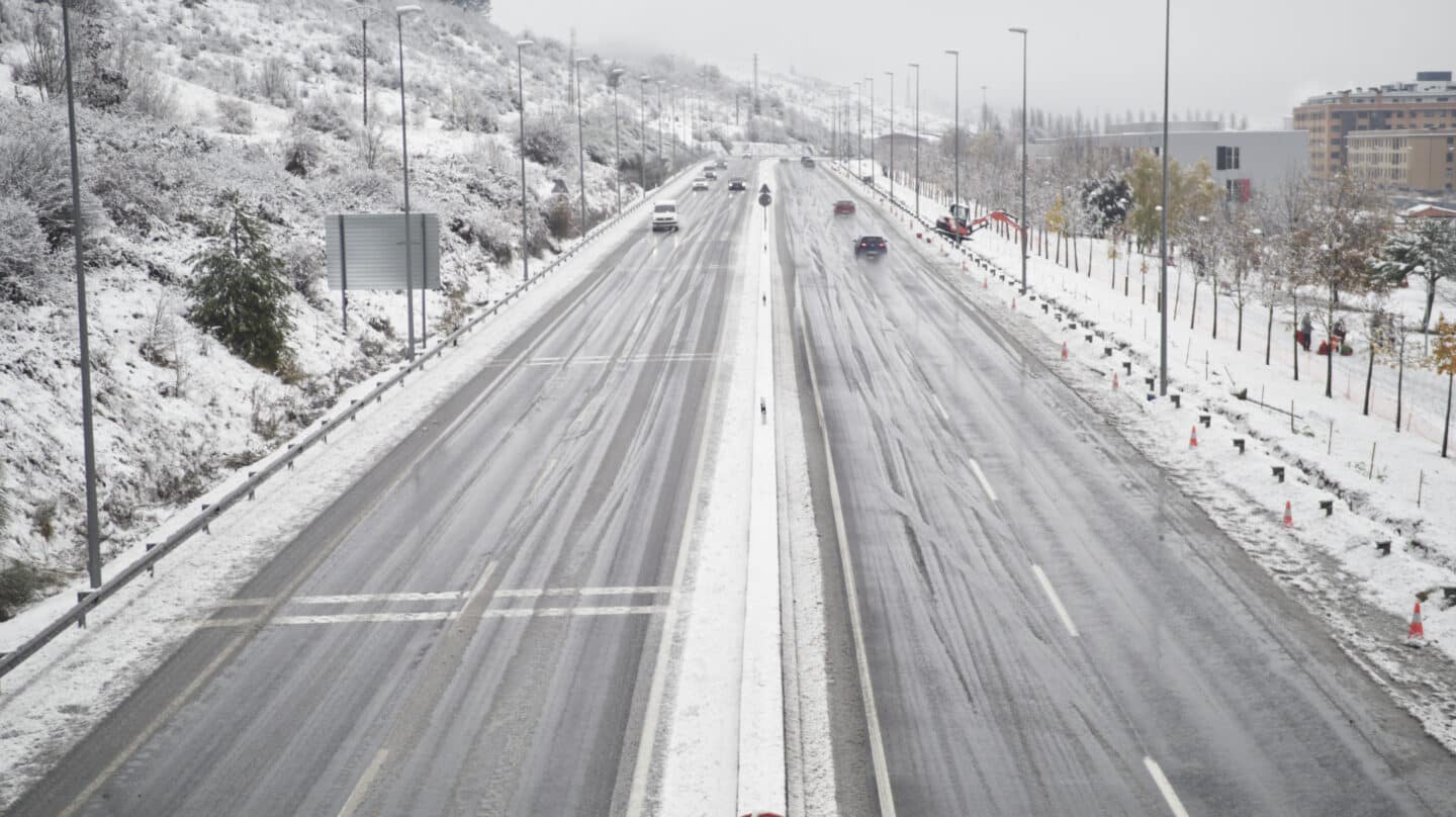 Una carretera nevada, a 28 de noviembre de 2021, en Pamplona, Navarra (España).