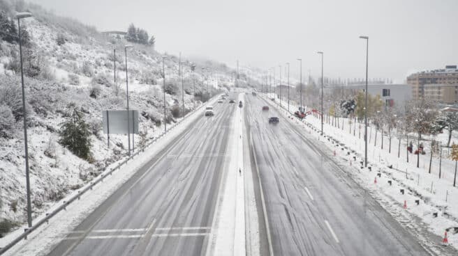 Media España, en riesgo por nieve, lluvia, viento o fenómenos costeros Una carretera nevada, a 28 de noviembre de 2021, en Pamplona, Navarra (España).