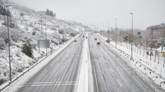 Una carretera nevada, a 28 de noviembre de 2021, en Pamplona, Navarra (España).