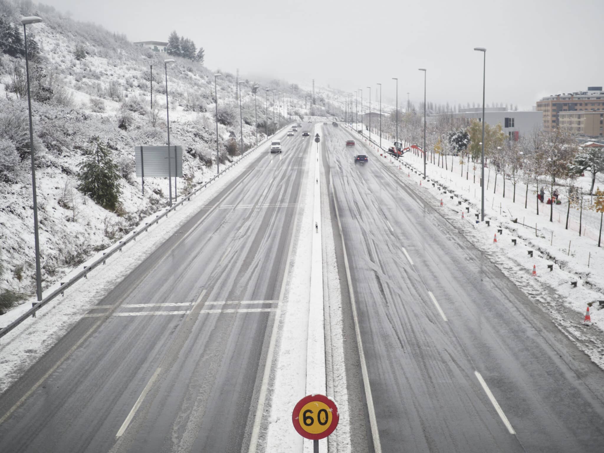Una carretera nevada, a 28 de noviembre de 2021, en Pamplona, Navarra (España).