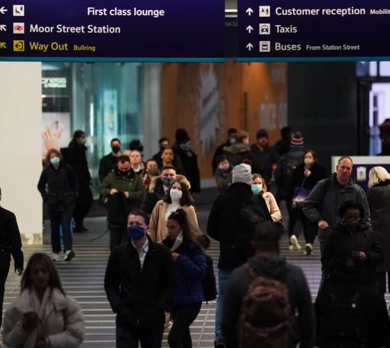 Cataluña y Madrid confirman otros tres casos de la variante Ómicron con síntomas leves