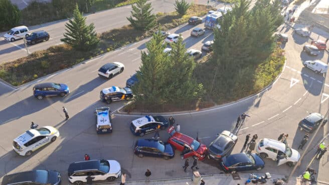 Colisión de vehículos Esta mañana un conductor ha agredido a un operario de la obra que estaba señalizando el corte en Sanchinarro. Otra persona se ha bajado del coche a defender al operario. Al llegar la policía le pidió que se bajase y el conductor chocó contra otros coches y trató de huir.