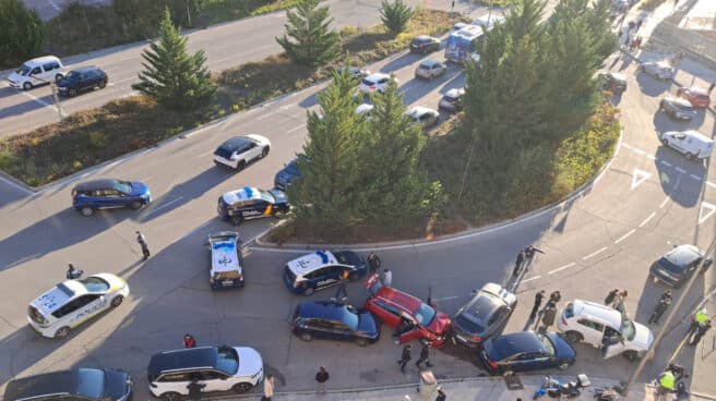 Esta mañana un conductor ha agredido a un operario de la obra que estaba señalizando el corte en Sanchinarro. Otra persona se ha bajado del coche a defender al operario. Al llegar la policía le pidió que se bajase y el conductor chocó contra otros coches y trató de huir.