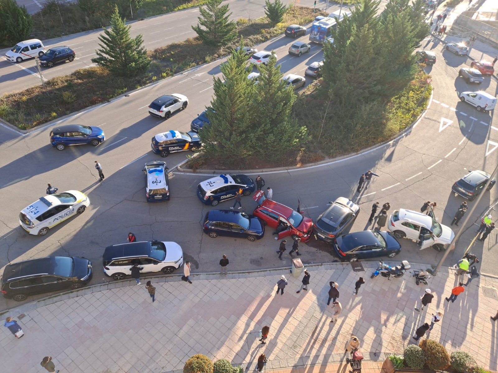 Esta mañana un conductor ha agredido a un operario de la obra que estaba señalizando el corte en Sanchinarro. Otra persona se ha bajado del coche a defender al operario. Al llegar la policía le pidió que se bajase y el conductor chocó contra otros coches y trató de huir.