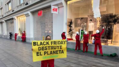 Greenpeace denuncia el Black Friday 'clausurando' las tiendas de moda de Madrid