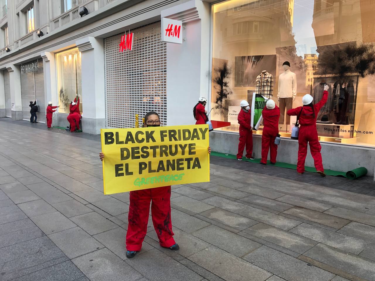 Greenpeace protesta contra el Black Friday en Madrid
