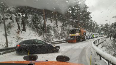 Una ventisca corta la M-601 a la altura del acceso al puerto de Navacerrada