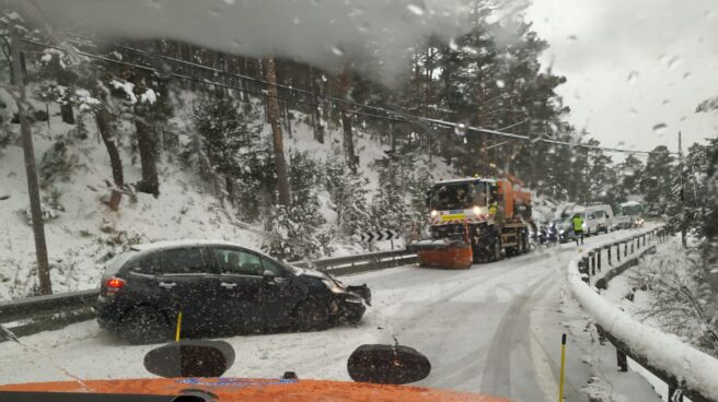 Choque en la carretera de M-601, a la altura del puerto de Navacerrada contra el quitamiedos