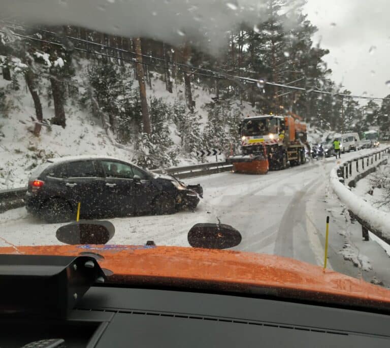 Una ventisca corta la M-601 a la altura del acceso al puerto de Navacerrada