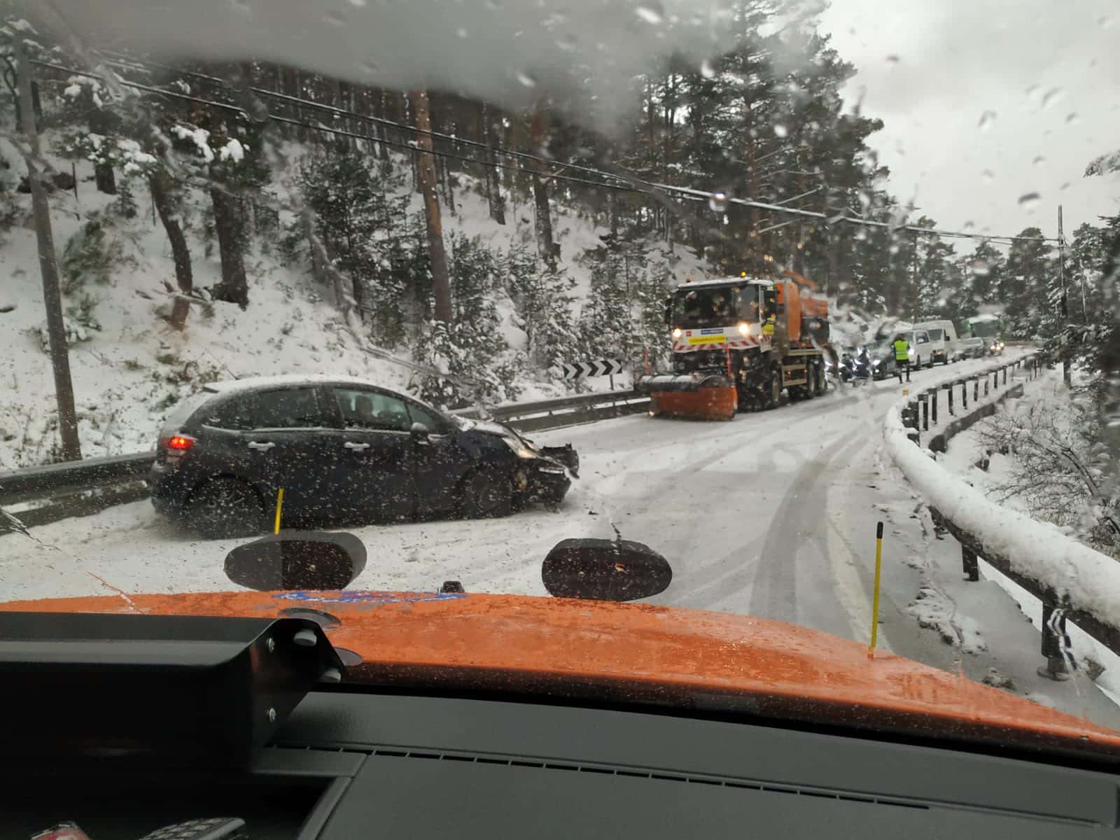 Choque en la carretera de M-601, a la altura del puerto de Navacerrada contra el quitamiedos