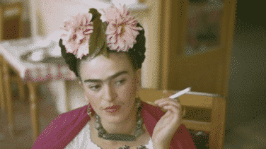 Afiches comunistas y cartas a Diego desde París: los secretos de Frida Kahlo al descubierto