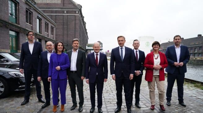 Fumata blanca en Alemania: Scholz gobernará con liberales y Verdes El canciller in pectore, Olaf Scholz, en el centro, flanqueado por Habeck y Lindner, y el resto de los que formarán parte de la coalición semáforo en Alemania
