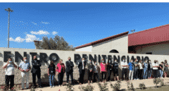 El secretario general de Instituciones Penitenciarias y funcionarios de la prisión de Villena, en una concentración a las puertas del centro.