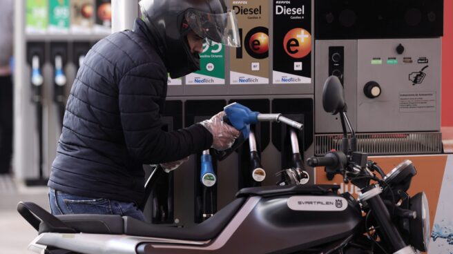 El IPC se dispara hasta el 5,5%, su tasa más alta en 29 años, por la electricidad Un hombre inyecta carburante en una moto en Madrid