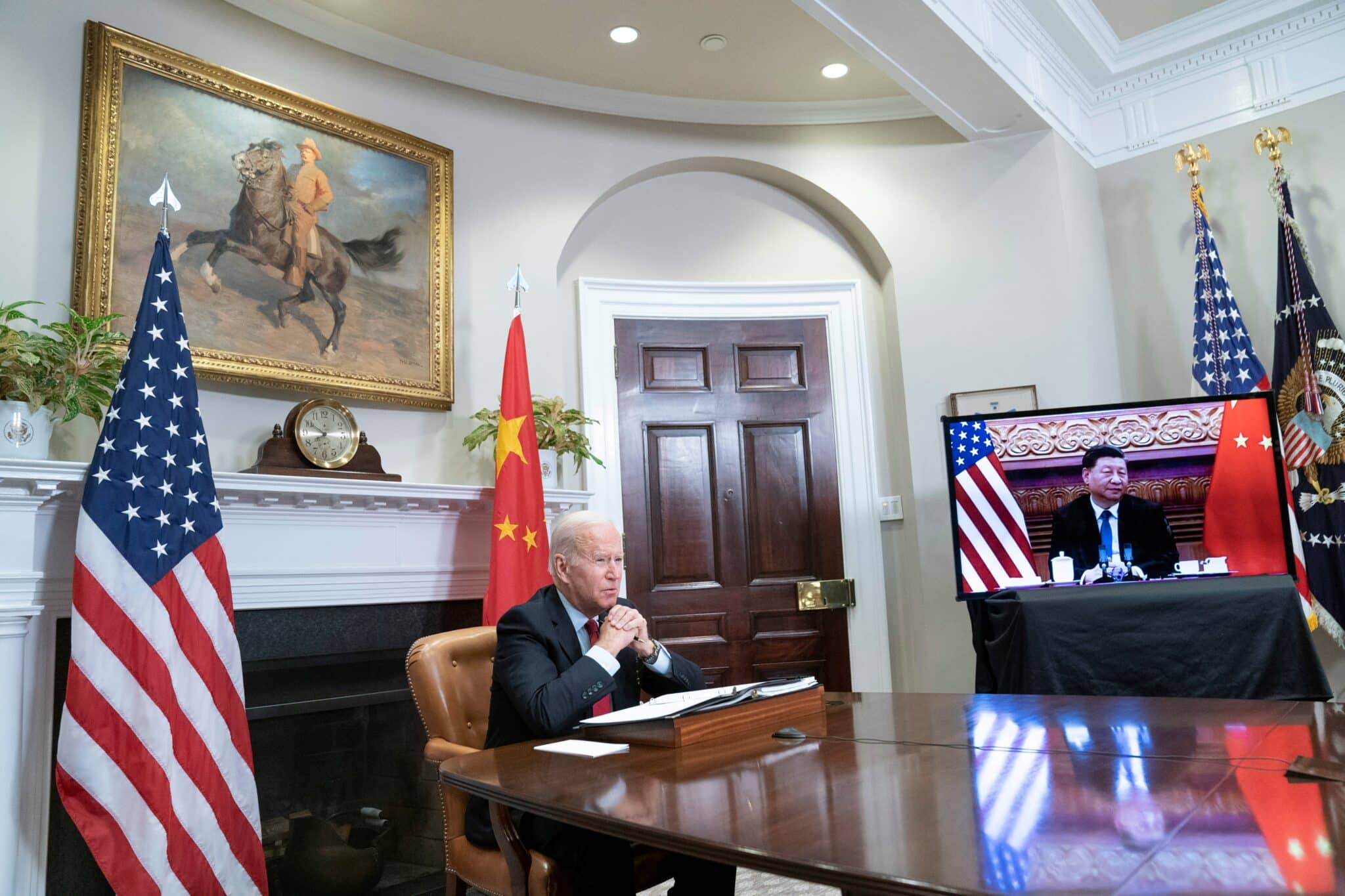 Joe Biden escucha al líder chino, Xi Jinping, en la pantalla.