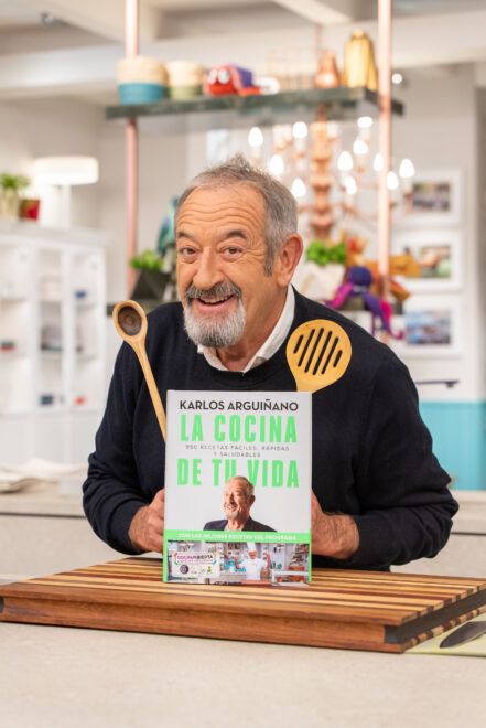Karlos Arguiñano en su estudio de grabación y su libro La cocinad de te tuvida
